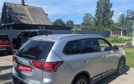 Mitsubishi Outlander III рестайлинг 3, 2015 год, 1 250 000 рублей, 3 фотография