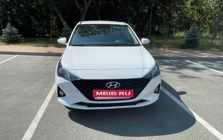 Hyundai Solaris II рестайлинг, 2021 год, 1 560 000 рублей, 2 фотография