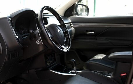 Mitsubishi Outlander III рестайлинг 3, 2019 год, 2 590 000 рублей, 13 фотография