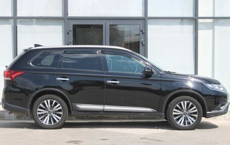 Mitsubishi Outlander III рестайлинг 3, 2019 год, 2 590 000 рублей, 4 фотография