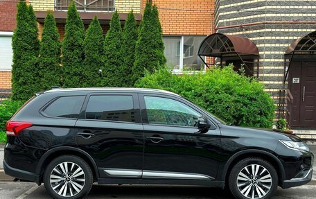 Mitsubishi Outlander III рестайлинг 3, 2020 год, 1 850 000 рублей, 4 фотография