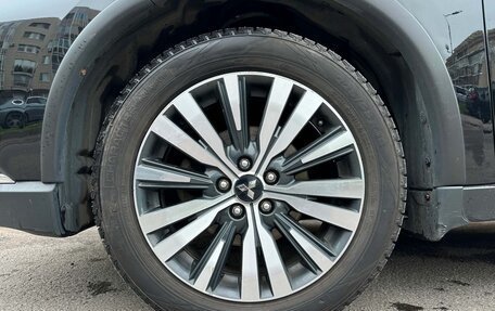 Mitsubishi Outlander III рестайлинг 3, 2020 год, 1 850 000 рублей, 13 фотография