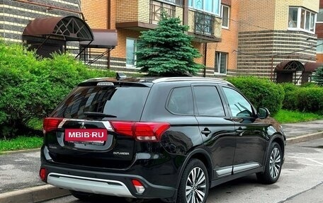 Mitsubishi Outlander III рестайлинг 3, 2020 год, 1 850 000 рублей, 5 фотография