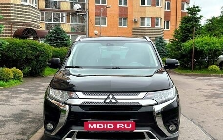 Mitsubishi Outlander III рестайлинг 3, 2020 год, 1 850 000 рублей, 2 фотография