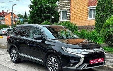 Mitsubishi Outlander III рестайлинг 3, 2020 год, 1 850 000 рублей, 3 фотография