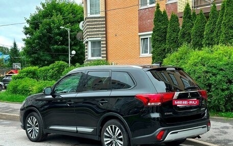Mitsubishi Outlander III рестайлинг 3, 2020 год, 1 850 000 рублей, 7 фотография