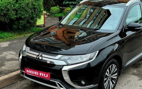 Mitsubishi Outlander III рестайлинг 3, 2020 год, 1 850 000 рублей, 9 фотография