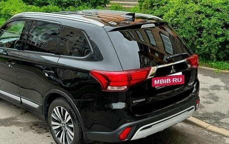 Mitsubishi Outlander III рестайлинг 3, 2020 год, 1 850 000 рублей, 10 фотография