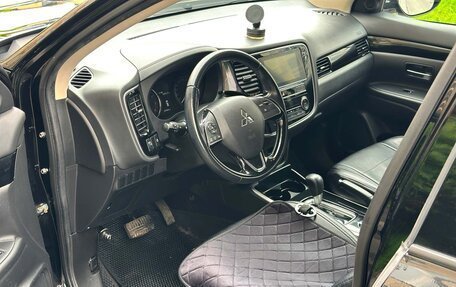 Mitsubishi Outlander III рестайлинг 3, 2020 год, 1 850 000 рублей, 14 фотография
