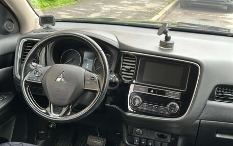 Mitsubishi Outlander III рестайлинг 3, 2020 год, 1 850 000 рублей, 16 фотография
