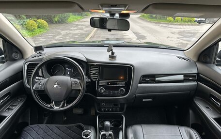 Mitsubishi Outlander III рестайлинг 3, 2020 год, 1 850 000 рублей, 15 фотография
