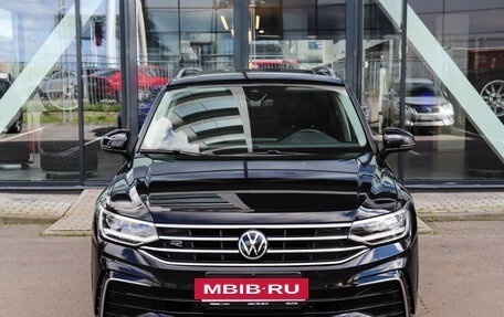 Volkswagen Tiguan II, 2023 год, 3 997 000 рублей, 2 фотография