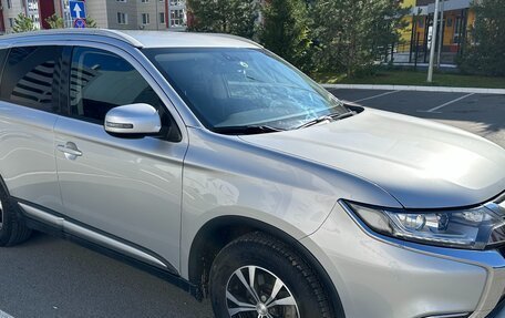 Mitsubishi Outlander III рестайлинг 3, 2018 год, 1 650 000 рублей, 10 фотография