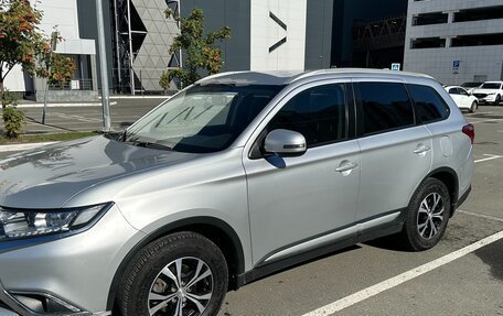 Mitsubishi Outlander III рестайлинг 3, 2018 год, 1 650 000 рублей, 3 фотография