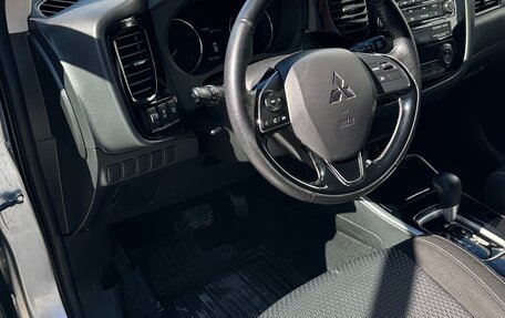 Mitsubishi Outlander III рестайлинг 3, 2018 год, 1 650 000 рублей, 13 фотография