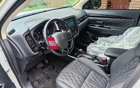 Mitsubishi Outlander III рестайлинг 3, 2022 год, 3 750 000 рублей, 6 фотография