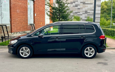 Volkswagen Touran III, 2017 год, 1 600 000 рублей, 3 фотография