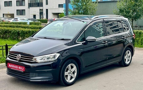 Volkswagen Touran III, 2017 год, 1 600 000 рублей, 2 фотография