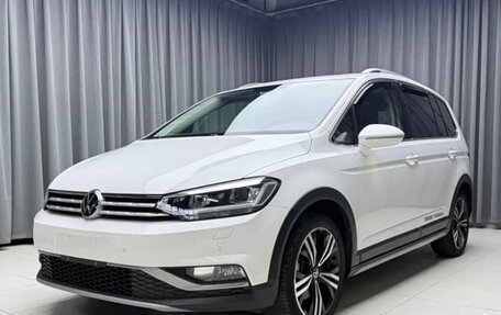 Volkswagen Touran III, 2023 год, 1 990 000 рублей, 1 фотография