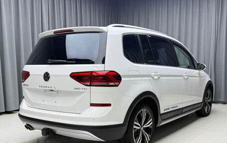Volkswagen Touran III, 2023 год, 1 990 000 рублей, 4 фотография