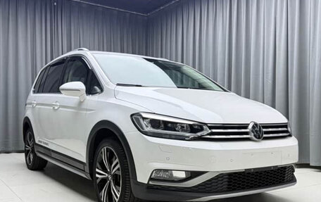 Volkswagen Touran III, 2023 год, 1 990 000 рублей, 3 фотография