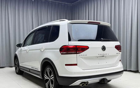 Volkswagen Touran III, 2023 год, 1 990 000 рублей, 6 фотография