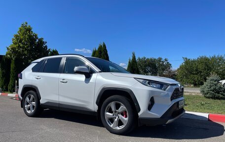 Toyota RAV4, 2021 год, 2 890 000 рублей, 21 фотография