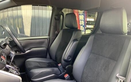 Toyota Voxy, 2022 год, 2 200 001 рублей, 23 фотография
