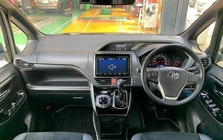 Toyota Voxy, 2022 год, 2 200 001 рублей, 17 фотография