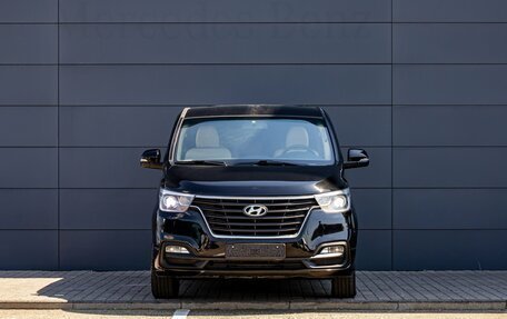 Hyundai H-1 II рестайлинг, 2018 год, 3 195 000 рублей, 2 фотография