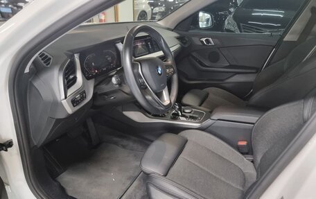 BMW 1 серия, 2020 год, 2 420 000 рублей, 13 фотография