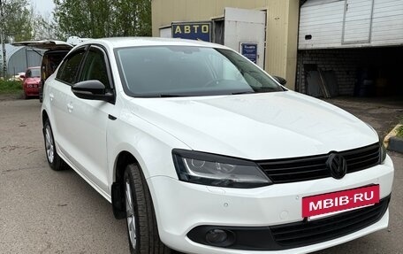 Volkswagen Jetta VI, 2013 год, 1 190 000 рублей, 2 фотография