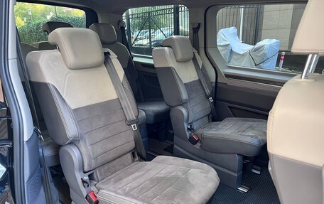 Volkswagen Multivan, 2022 год, 7 800 000 рублей, 8 фотография