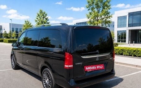 Mercedes-Benz V-Класс, 2017 год, 3 290 000 рублей, 3 фотография