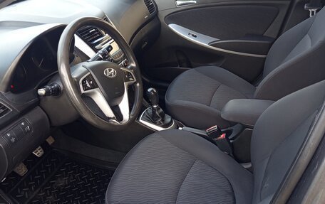 Hyundai Solaris II рестайлинг, 2013 год, 800 000 рублей, 5 фотография