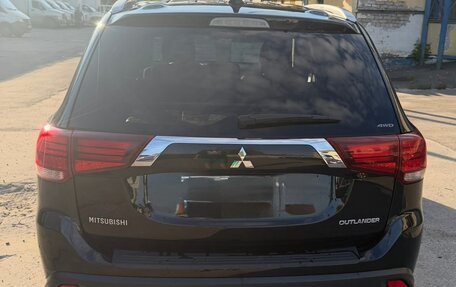 Mitsubishi Outlander III рестайлинг 3, 2018 год, 1 990 000 рублей, 2 фотография