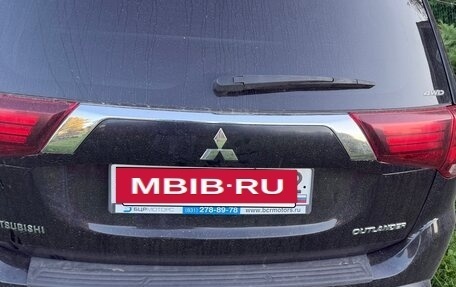 Mitsubishi Outlander III рестайлинг 3, 2018 год, 1 990 000 рублей, 3 фотография