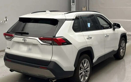 Toyota RAV4, 2024 год, 4 300 000 рублей, 4 фотография