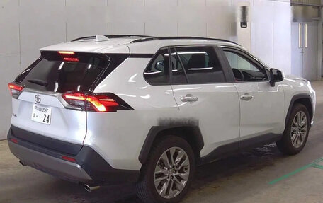 Toyota RAV4, 2024 год, 4 300 000 рублей, 2 фотография