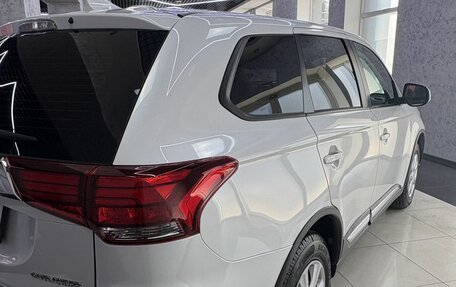 Mitsubishi Outlander III рестайлинг 3, 2018 год, 1 695 000 рублей, 11 фотография