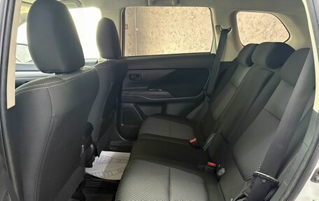 Mitsubishi Outlander III рестайлинг 3, 2018 год, 1 695 000 рублей, 13 фотография