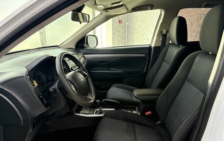 Mitsubishi Outlander III рестайлинг 3, 2018 год, 1 695 000 рублей, 12 фотография