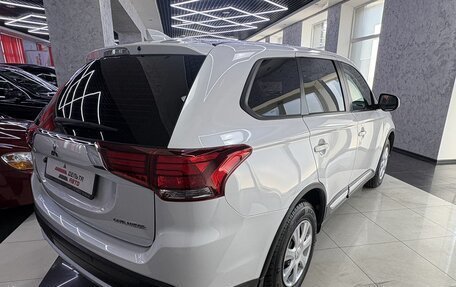 Mitsubishi Outlander III рестайлинг 3, 2018 год, 1 695 000 рублей, 5 фотография