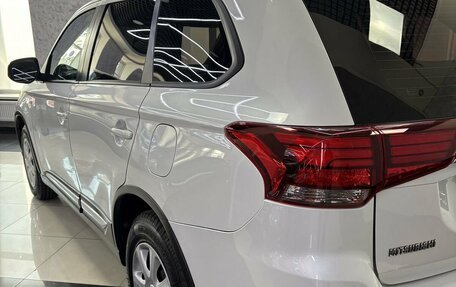 Mitsubishi Outlander III рестайлинг 3, 2018 год, 1 695 000 рублей, 10 фотография
