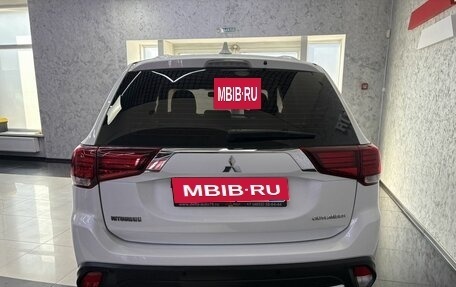 Mitsubishi Outlander III рестайлинг 3, 2018 год, 1 695 000 рублей, 4 фотография