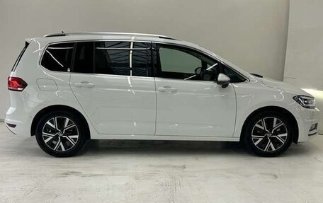 Volkswagen Touran III, 2023 год, 1 200 000 рублей, 3 фотография