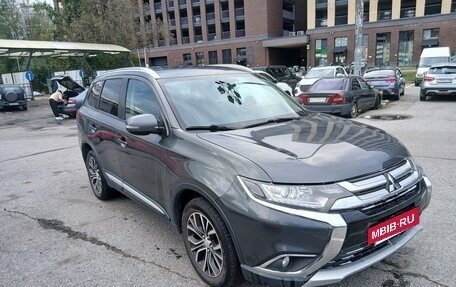 Mitsubishi Outlander III рестайлинг 3, 2015 год, 1 370 000 рублей, 2 фотография