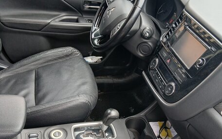 Mitsubishi Outlander III рестайлинг 3, 2015 год, 1 370 000 рублей, 10 фотография