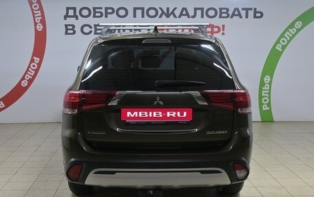 Mitsubishi Outlander III рестайлинг 3, 2019 год, 1 830 000 рублей, 5 фотография