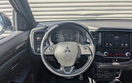 Mitsubishi Outlander III рестайлинг 3, 2022 год, 2 950 000 рублей, 8 фотография